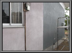 安曇野市の住宅/外壁塗装　モルタル壁1回目塗装工事画像