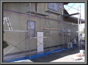 安曇野市の住宅/外壁塗装　木柱塗装　仮設足場設置工事画像