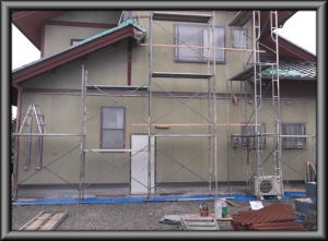 安曇野市の住宅/外壁塗装　木柱塗装　仮設足場設置工事画像.1