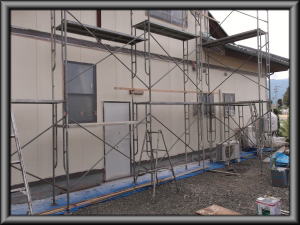 安曇野市の住宅/外壁塗装　木柱塗装　中塗り塗装工事画像