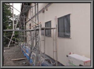 安曇野市の住宅/外壁塗装　木柱塗装　上塗り塗装工事画像