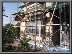 安曇野市の住宅/外壁塗装　木柱塗装　養生（マスキング）工事画像
