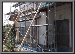 安曇野市の住宅/外壁塗装　木柱塗装　下塗り塗装工事画像