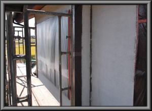 安曇野市の住宅/外壁塗装　木柱塗装　養生（マスキング）工事画像.1