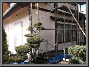 安曇野市の住宅/外壁塗装　木柱塗装　上塗り塗装工事画像.1