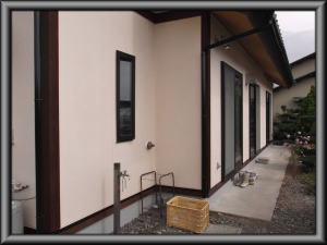 安曇野市の住宅/外壁塗装　木柱塗装工事完成画像.1