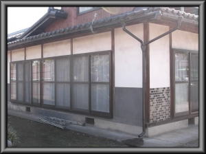 安曇野市の住宅/外壁 漆喰壁塗装　木柱塗装前工事画像.3