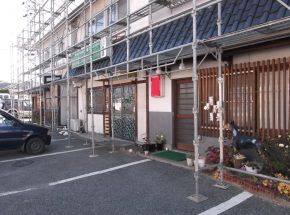 松本市の店舗/外壁塗装　仮設足場設置工事画像.1