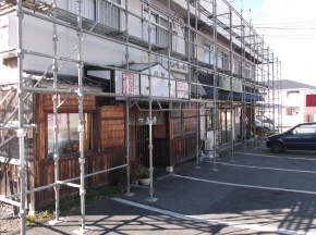 松本市の店舗/外壁塗装　仮設足場設置工事画像