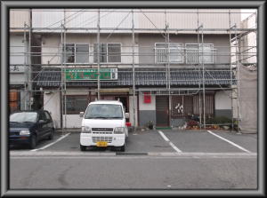 松本市の店舗/外壁塗装　パラペット塗装　仮設足場設置工事画像