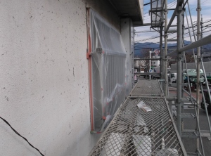 松本市の店舗/外壁塗装　養生（マスキング）画像