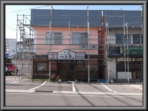 松本市の店舗/外壁塗装　パラペット塗装　中塗り塗装工事画像