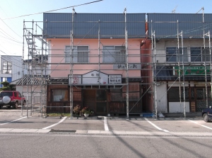 松本市の店舗/外壁塗装/パラペット塗装　一部完成　