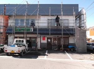 松本市の店舗/外壁塗装　別棟下塗り1回目の塗装画像