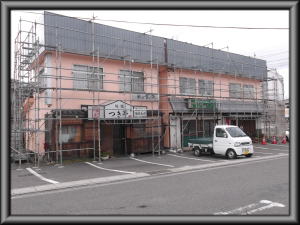 松本市の店舗/外壁塗装　パラペット塗装　上塗り塗装工事画像