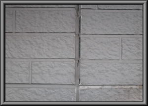 安曇野市の住宅/外壁塗装　基礎塗装　破風塗装　雨樋交換　コーキング割れ補修工事前画像