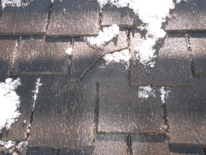 安曇野市の住宅/屋根葺き替えＧＭルーフ（カバー工法）工事　屋根材スレートコロニアルに割れが多数あります。.1