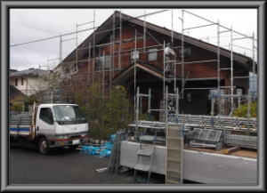 池田町の住宅/外壁木板塗装　仮設足場設置工事　画像.1