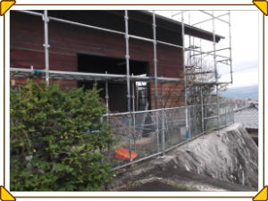 池田町の住宅/外壁木板塗装　仮設足場設置工事　画像