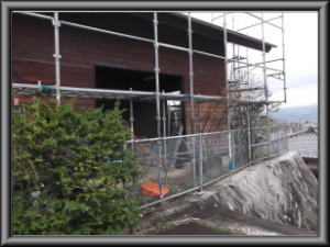 池田町の住宅/外壁木板塗装　仮設足場設置工事　画像