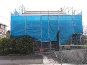 北安曇郡池田の住宅/外壁木板塗装　仮説足場メッシュ設置画像