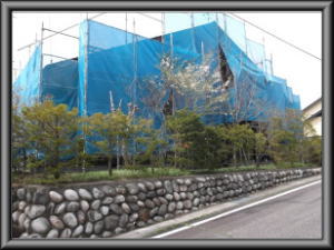 池田町の住宅/外壁木板塗装　仮設足場設置 メッシュ工事　画像