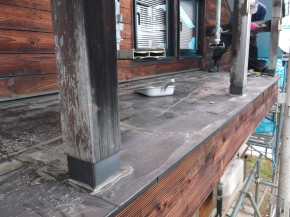 北安曇郡池田町の住宅/ベランダウッドデッキ下屋根塗装工事前画像