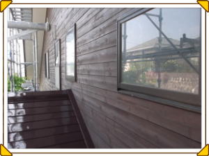 池田町の住宅/外壁木板塗装　上塗1回目塗装工事　画像
