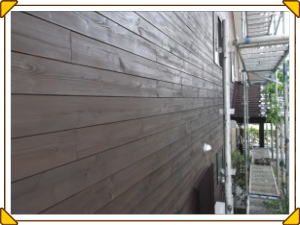 池田町の住宅/外壁木板塗装　上塗2回目塗装工事　画像