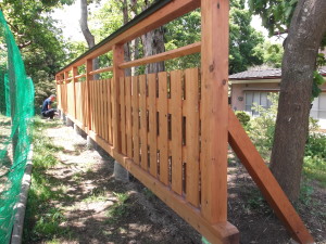 北安曇郡生坂村の木製 板塀工事　塗装１回目画像.1