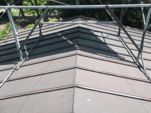 安曇野市の物置/トタン屋根塗装工事前画像.1