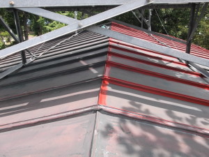 安曇野市の物置/トタン屋根塗装　瓦棒 錆止め塗装工事画像