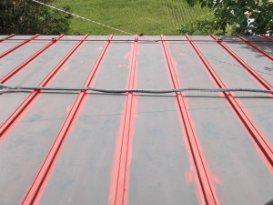 安曇野市の物置/トタン屋根塗装　瓦棒 錆止め塗装工事画像.1