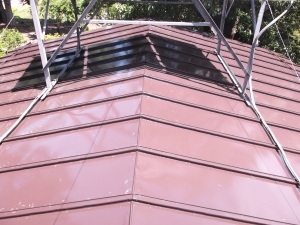 安曇野市の物置/トタン屋根塗装 上塗り塗装画像