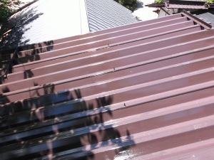 安曇野市の物置/折半屋根塗装 上塗り塗装画像.1