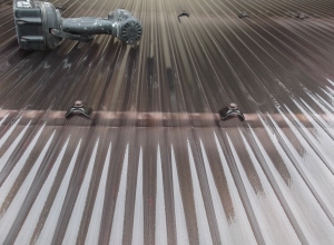 松本市のテラス ポリカ波板（タキロン） 張りビス止め工事画像