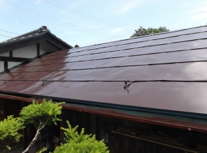 松本市の物置/トタン屋根塗装工事　中塗り塗装画像