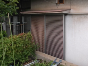 松本市の住宅/外壁塗装　雨戸塗装工事前画像