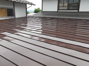 松本市の物置/トタン屋根塗装　上塗り塗装 完成画像