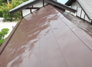松本市の物置/トタン屋根塗装工事　中塗り塗装画像.1