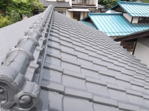 松本市の物置/セメント瓦屋根塗装　上塗り塗装画像