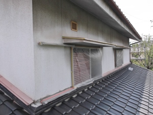 松本市の住宅/外壁塗装　窓養生工事画像