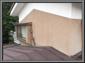 安曇野市の住宅/外壁塗装　外壁ヒビ割れ工事前画像