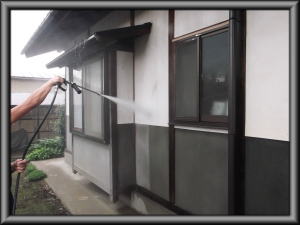 安曇野市の住宅/外壁 漆喰壁塗装　木柱塗装　高圧洗浄工事画像
