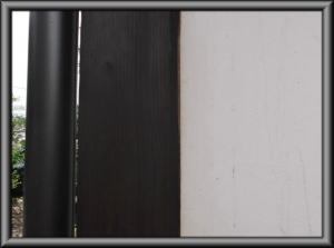安曇野市の住宅/外壁 漆喰壁塗装　木柱塗装　柱と漆喰壁のすき間コーキング前画像.1