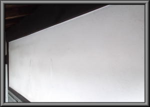 安曇野市の住宅/外壁 漆喰壁塗装　木柱塗装　柱と漆喰壁のすき間コーキング後画像.1