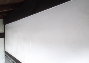 安曇野市の住宅/外壁（漆喰壁）塗装　柱と漆喰壁すき間コーキング後画像