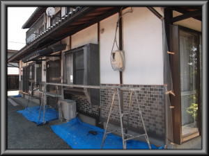 安曇野市の住宅/外壁 漆喰壁塗装　木柱塗装　養生工事画像