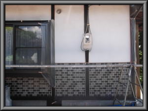 安曇野市の住宅/外壁 漆喰壁塗装　木柱塗装　養生工事画像.1