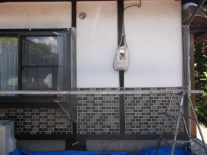 安曇野市の住宅/外壁（漆喰壁）塗装　養生　下塗り塗装工事画像.1